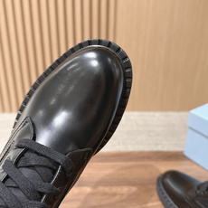 PRADA 普拉达经典款三角标烟管靴 切尔西裸靴 这两年三角标系列产品可谓是风靡整个鞋圈 这款鞋真的是很耐看越看越喜欢! PRADA 普拉达经典款三角标烟管靴 切尔西裸靴 这两年三角标系列产品可谓是风靡整个鞋圈 这款鞋真的是很耐看越看越喜欢!