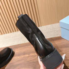 PRADA 普拉达经典款三角标烟管靴 切尔西裸靴 这两年三角标系列产品可谓是风靡整个鞋圈 这款鞋真的是很耐看越看越喜欢! PRADA 普拉达经典款三角标烟管靴 切尔西裸靴 这两年三角标系列产品可谓是风靡整个鞋圈 这款鞋真的是很耐看越看越喜欢!