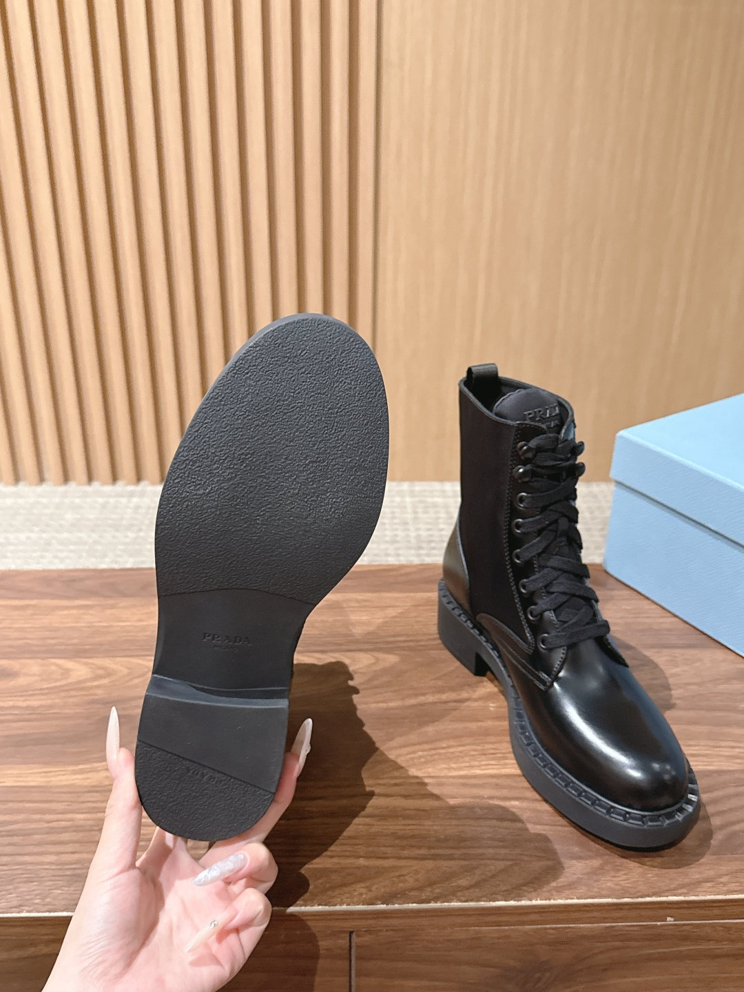 PRADA 普拉达经典款三角标烟管靴 切尔西裸靴 这两年三角标系列产品可谓是风靡整个鞋圈 这款鞋真的是很耐看越看越喜欢! PRADA 普拉达经典款三角标烟管靴 切尔西裸靴 这两年三角标系列产品可谓是风靡整个鞋圈 这款鞋真的是很耐看越看越喜欢!