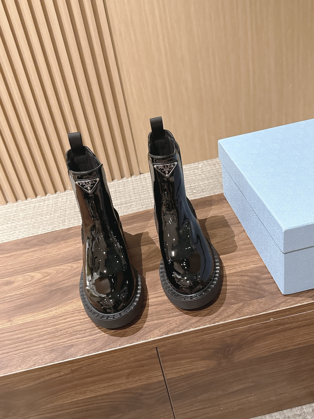 PRADA 普拉达经典款三角标烟管靴 切尔西裸靴 这两年三角标系列产品可谓是风靡整个鞋圈 这款鞋真的是很耐看越看越喜欢！