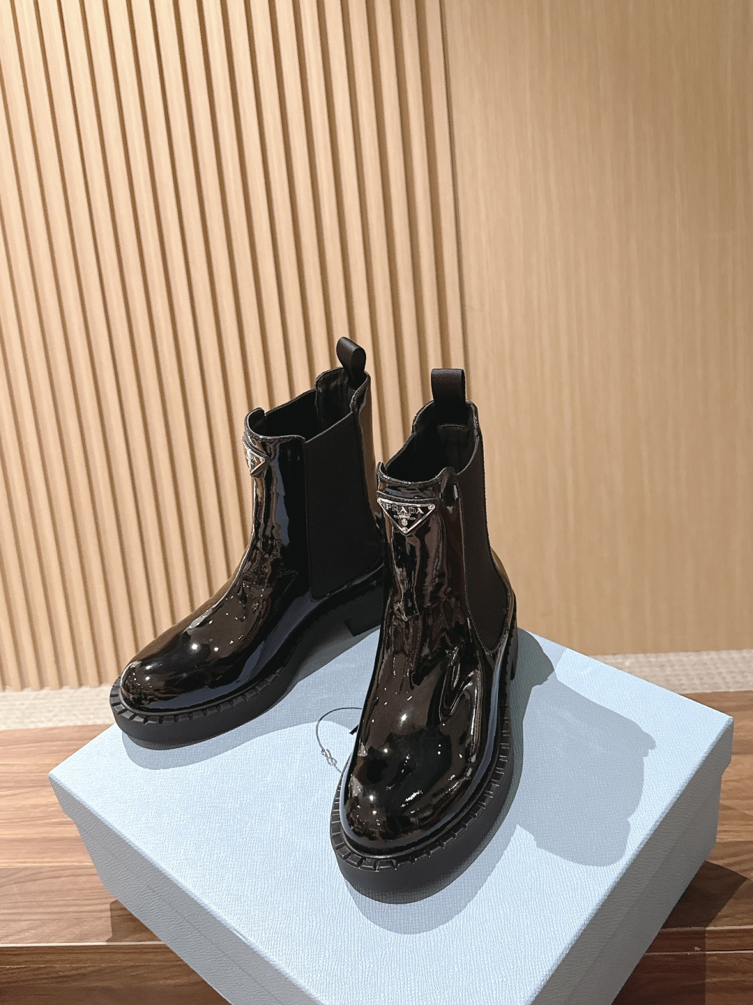 PRADA 普拉达经典款三角标烟管靴 切尔西裸靴 这两年三角标系列产品可谓是风靡整个鞋圈 这款鞋真的是很耐看越看越喜欢! PRADA 普拉达经典款三角标烟管靴 切尔西裸靴 这两年三角标系列产品可谓是风靡整个鞋圈 这款鞋真的是很耐看越看越喜欢!