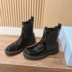 PRADA 普拉达经典款三角标烟管靴 切尔西裸靴 这两年三角标系列产品可谓是风靡整个鞋圈 这款鞋真的是很耐看越看越喜欢! PRADA 普拉达经典款三角标烟管靴 切尔西裸靴 这两年三角标系列产品可谓是风靡整个鞋圈 这款鞋真的是很耐看越看越喜欢!