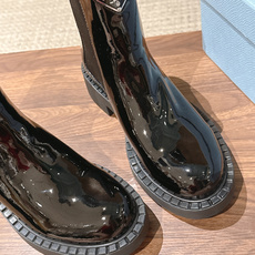 PRADA 普拉达经典款三角标烟管靴 切尔西裸靴 这两年三角标系列产品可谓是风靡整个鞋圈 这款鞋真的是很耐看越看越喜欢! PRADA 普拉达经典款三角标烟管靴 切尔西裸靴 这两年三角标系列产品可谓是风靡整个鞋圈 这款鞋真的是很耐看越看越喜欢!