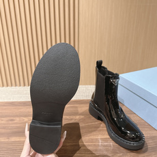 PRADA 普拉达经典款三角标烟管靴 切尔西裸靴 这两年三角标系列产品可谓是风靡整个鞋圈 这款鞋真的是很耐看越看越喜欢! PRADA 普拉达经典款三角标烟管靴 切尔西裸靴 这两年三角标系列产品可谓是风靡整个鞋圈 这款鞋真的是很耐看越看越喜欢!