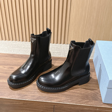 PRADA 普拉达经典款三角标烟管靴 切尔西裸靴 这两年三角标系列产品可谓是风靡整个鞋圈 这款鞋真的是很耐看越看越喜欢! PRADA 普拉达经典款三角标烟管靴 切尔西裸靴 这两年三角标系列产品可谓是风靡整个鞋圈 这款鞋真的是很耐看越看越喜欢!