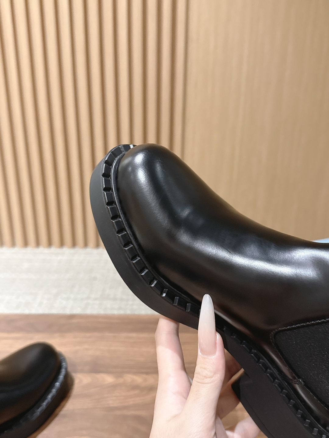 PRADA 普拉达经典款三角标烟管靴 切尔西裸靴 这两年三角标系列产品可谓是风靡整个鞋圈 这款鞋真的是很耐看越看越喜欢! PRADA 普拉达经典款三角标烟管靴 切尔西裸靴 这两年三角标系列产品可谓是风靡整个鞋圈 这款鞋真的是很耐看越看越喜欢!