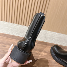 PRADA 普拉达经典款三角标烟管靴 切尔西裸靴 这两年三角标系列产品可谓是风靡整个鞋圈 这款鞋真的是很耐看越看越喜欢! PRADA 普拉达经典款三角标烟管靴 切尔西裸靴 这两年三角标系列产品可谓是风靡整个鞋圈 这款鞋真的是很耐看越看越喜欢!