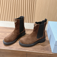 PRADA 普拉达经典款三角标烟管靴 切尔西裸靴 这两年三角标系列产品可谓是风靡整个鞋圈 这款鞋真的是很耐看越看越喜欢! PRADA 普拉达经典款三角标烟管靴 切尔西裸靴 这两年三角标系列产品可谓是风靡整个鞋圈 这款鞋真的是很耐看越看越喜欢!