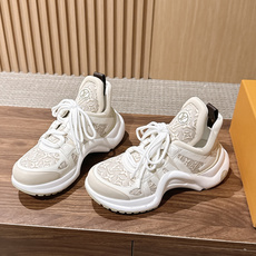 𝐋𝐕 𝐀𝐫𝐜𝐡𝐥𝐢𝐠𝐡𝐭# 路易威登#新配色老爹鞋 迪丽热巴 钟楚曦 宋妍霏都是老爹鞋的忠实粉丝 ~ 不断的新品系列加入 𝐋𝐕 𝐀𝐫𝐜𝐡𝐥𝐢𝐠𝐡𝐭# 路易威登#新配色老爹鞋 迪丽热巴 钟楚曦 宋妍霏都是老爹鞋的忠实粉丝 ~ 不断的新品系列加入