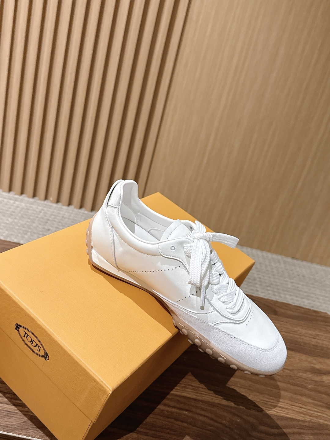 男+10 TOD'S 托德斯早秋新款复古拼色德训运动鞋 弥漫着慵懒怀旧的复古气息,巧妙的材质拼接塑造出丰富层次,褪去浮夸 男+10 TOD'S 托德斯早秋新款复古拼色德训运动鞋 弥漫着慵懒怀旧的复古气息,巧妙的材质拼接塑造出丰富层次,褪去浮夸