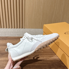 男+10 TOD'S 托德斯早秋新款复古拼色德训运动鞋 弥漫着慵懒怀旧的复古气息,巧妙的材质拼接塑造出丰富层次,褪去浮夸 男+10 TOD'S 托德斯早秋新款复古拼色德训运动鞋 弥漫着慵懒怀旧的复古气息,巧妙的材质拼接塑造出丰富层次,褪去浮夸