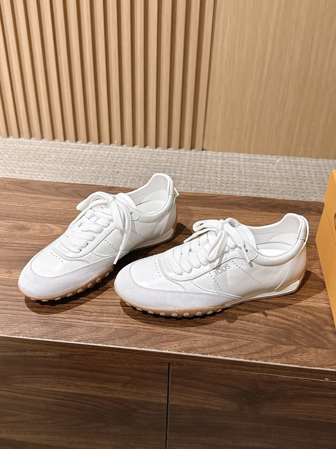 男+10 TOD'S 托德斯早秋新款复古拼色德训运动鞋 弥漫着慵懒怀旧的复古气息,巧妙的材质拼接塑造出丰富层次,褪去浮夸 男+10 TOD'S 托德斯早秋新款复古拼色德训运动鞋 弥漫着慵懒怀旧的复古气息,巧妙的材质拼接塑造出丰富层次,褪去浮夸