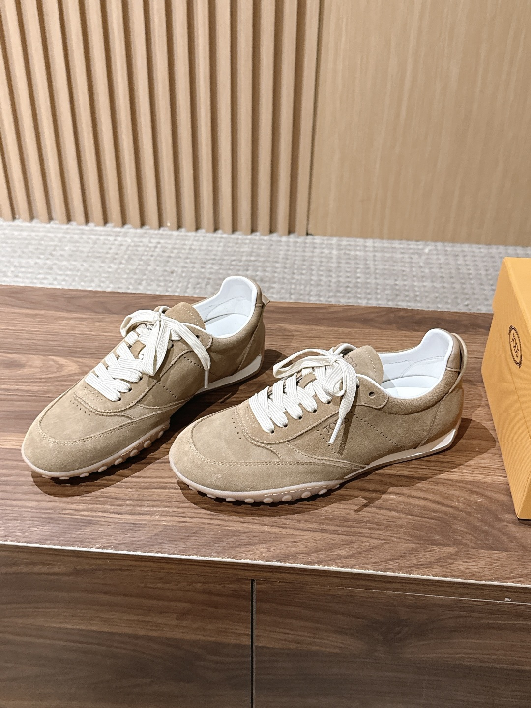 男+10 TOD'S 托德斯早秋新款复古拼色德训运动鞋 弥漫着慵懒怀旧的复古气息,巧妙的材质拼接塑造出丰富层次,褪去浮夸 男+10 TOD'S 托德斯早秋新款复古拼色德训运动鞋 弥漫着慵懒怀旧的复古气息,巧妙的材质拼接塑造出丰富层次,褪去浮夸
