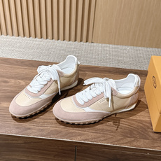 男+10 TOD'S 托德斯早秋新款复古拼色德训运动鞋 弥漫着慵懒怀旧的复古气息,巧妙的材质拼接塑造出丰富层次,褪去浮夸 男+10 TOD'S 托德斯早秋新款复古拼色德训运动鞋 弥漫着慵懒怀旧的复古气息,巧妙的材质拼接塑造出丰富层次,褪去浮夸