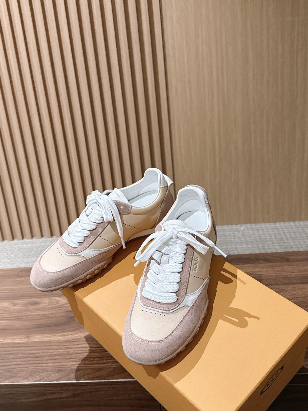 男+10 TOD'S 托德斯早秋新款复古拼色德训运动鞋 弥漫着慵懒怀旧的复古气息,巧妙的材质拼接塑造出丰富层次,褪去浮夸 男+10 TOD'S 托德斯早秋新款复古拼色德训运动鞋 弥漫着慵懒怀旧的复古气息,巧妙的材质拼接塑造出丰富层次,褪去浮夸