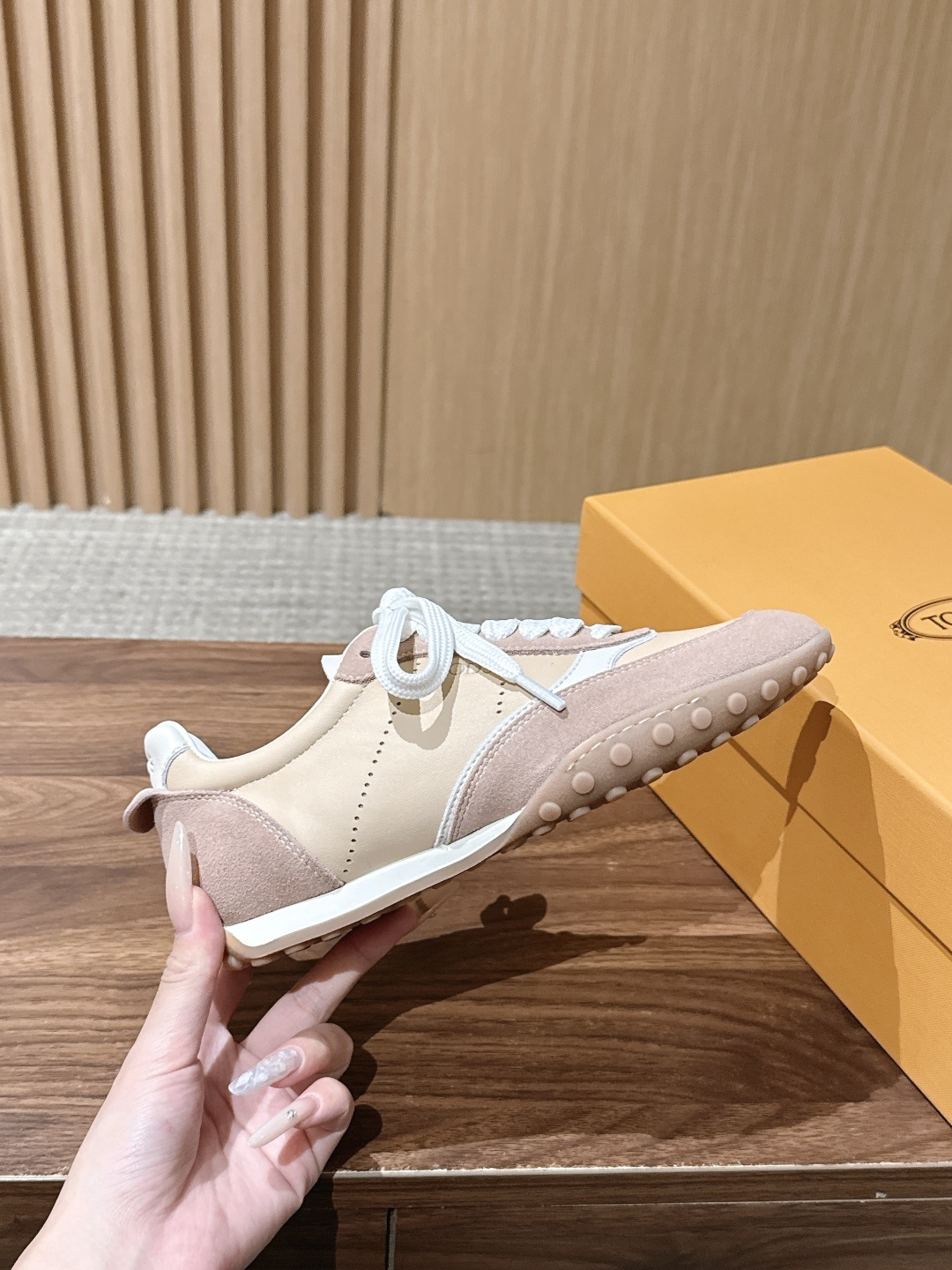男+10 TOD'S 托德斯早秋新款复古拼色德训运动鞋 弥漫着慵懒怀旧的复古气息,巧妙的材质拼接塑造出丰富层次,褪去浮夸 男+10 TOD'S 托德斯早秋新款复古拼色德训运动鞋 弥漫着慵懒怀旧的复古气息,巧妙的材质拼接塑造出丰富层次,褪去浮夸