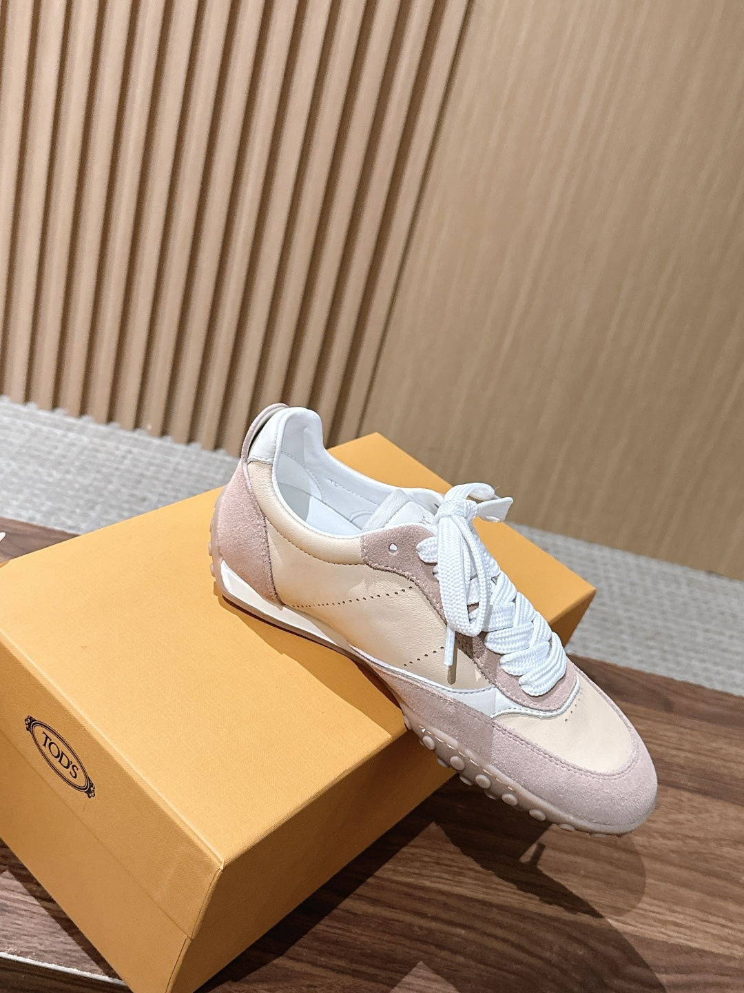 男+10 TOD'S 托德斯早秋新款复古拼色德训运动鞋 弥漫着慵懒怀旧的复古气息,巧妙的材质拼接塑造出丰富层次,褪去浮夸 男+10 TOD'S 托德斯早秋新款复古拼色德训运动鞋 弥漫着慵懒怀旧的复古气息,巧妙的材质拼接塑造出丰富层次,褪去浮夸