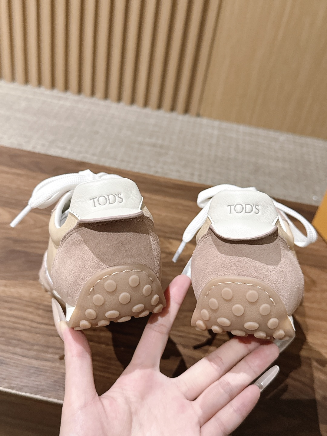 男+10 TOD'S 托德斯早秋新款复古拼色德训运动鞋 弥漫着慵懒怀旧的复古气息,巧妙的材质拼接塑造出丰富层次,褪去浮夸 男+10 TOD'S 托德斯早秋新款复古拼色德训运动鞋 弥漫着慵懒怀旧的复古气息,巧妙的材质拼接塑造出丰富层次,褪去浮夸