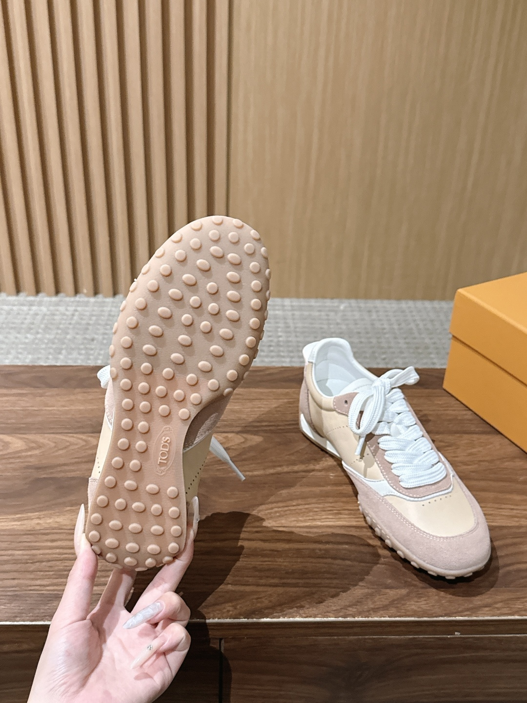 男+10 TOD'S 托德斯早秋新款复古拼色德训运动鞋 弥漫着慵懒怀旧的复古气息,巧妙的材质拼接塑造出丰富层次,褪去浮夸 男+10 TOD'S 托德斯早秋新款复古拼色德训运动鞋 弥漫着慵懒怀旧的复古气息,巧妙的材质拼接塑造出丰富层次,褪去浮夸