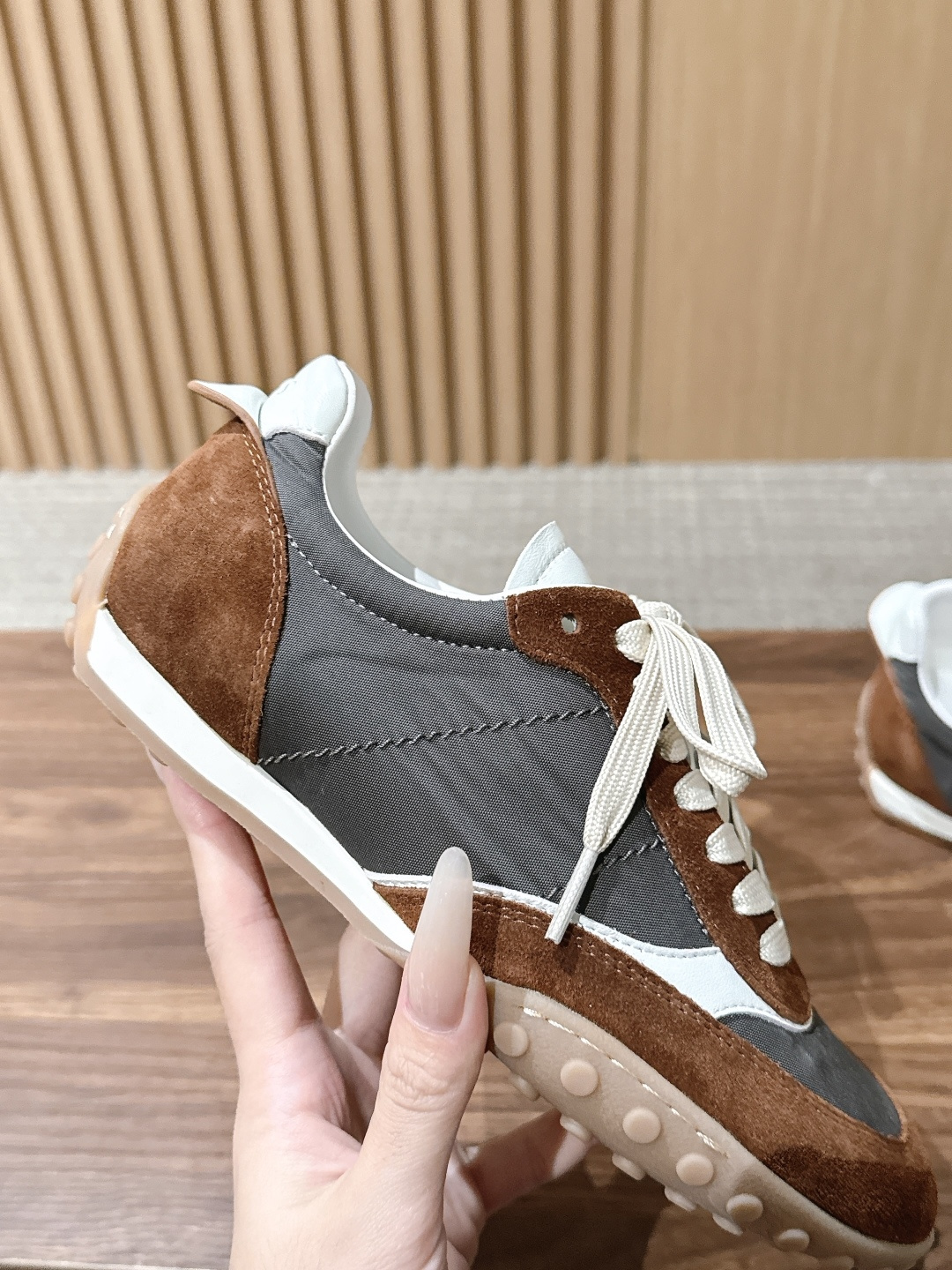 男+10 TOD'S 托德斯早秋新款复古拼色德训运动鞋 弥漫着慵懒怀旧的复古气息，巧妙的材质拼接塑造出丰富层次，褪去浮夸