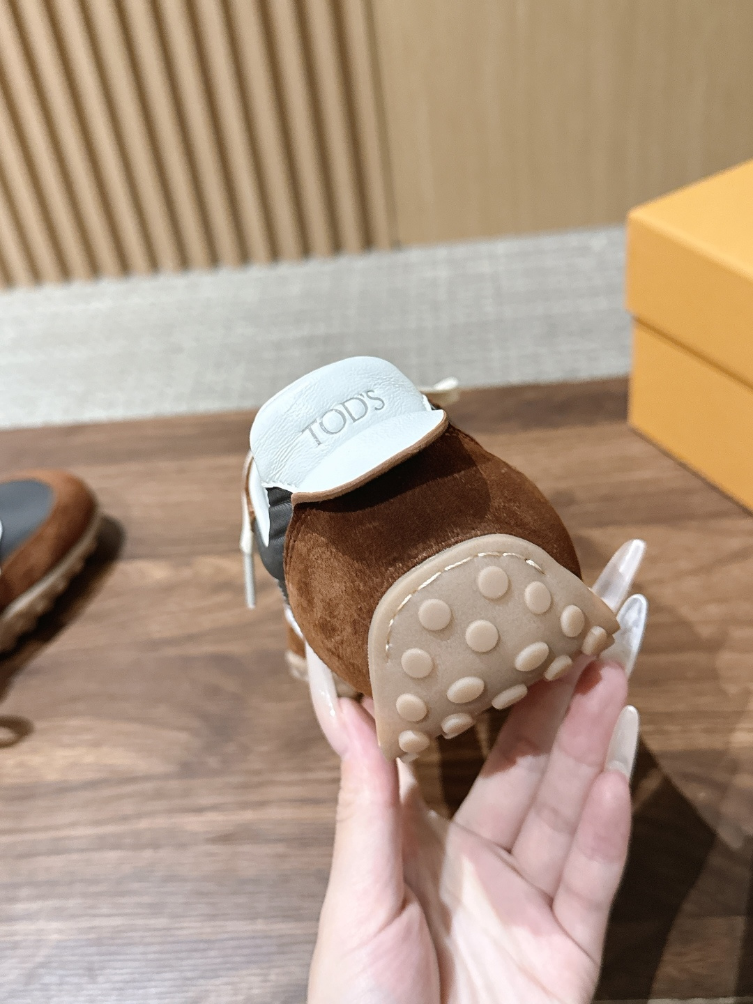 男+10 TOD'S 托德斯早秋新款复古拼色德训运动鞋 弥漫着慵懒怀旧的复古气息，巧妙的材质拼接塑造出丰富层次，褪去浮夸