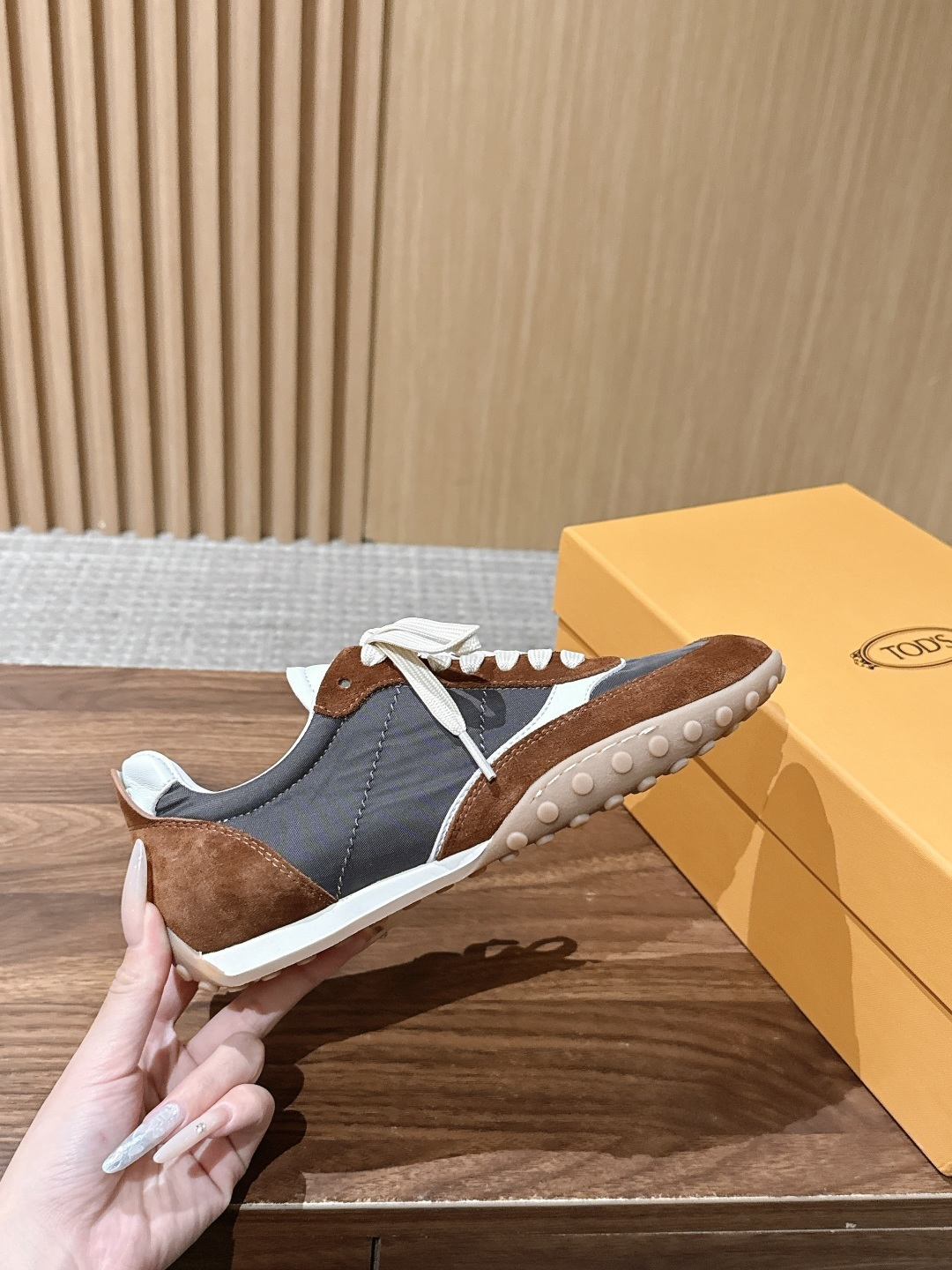 男+10 TOD'S 托德斯早秋新款复古拼色德训运动鞋 弥漫着慵懒怀旧的复古气息，巧妙的材质拼接塑造出丰富层次，褪去浮夸