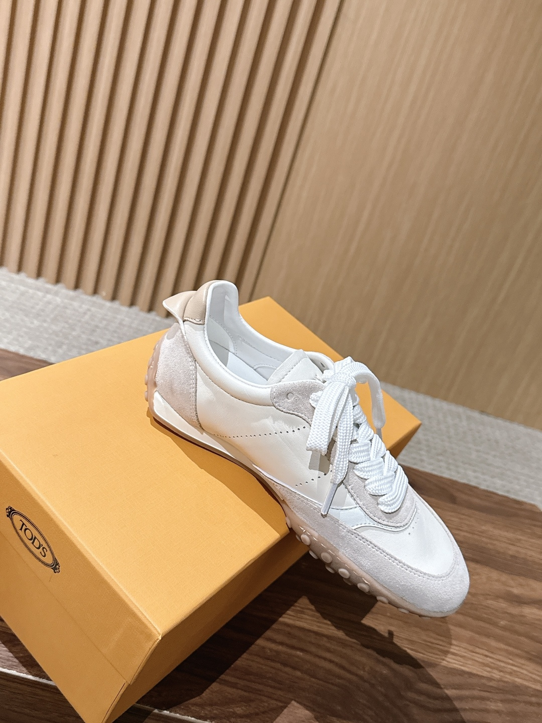 男+10 TOD'S 托德斯早秋新款复古拼色德训运动鞋 弥漫着慵懒怀旧的复古气息,巧妙的材质拼接塑造出丰富层次,褪去浮夸 男+10 TOD'S 托德斯早秋新款复古拼色德训运动鞋 弥漫着慵懒怀旧的复古气息,巧妙的材质拼接塑造出丰富层次,褪去浮夸