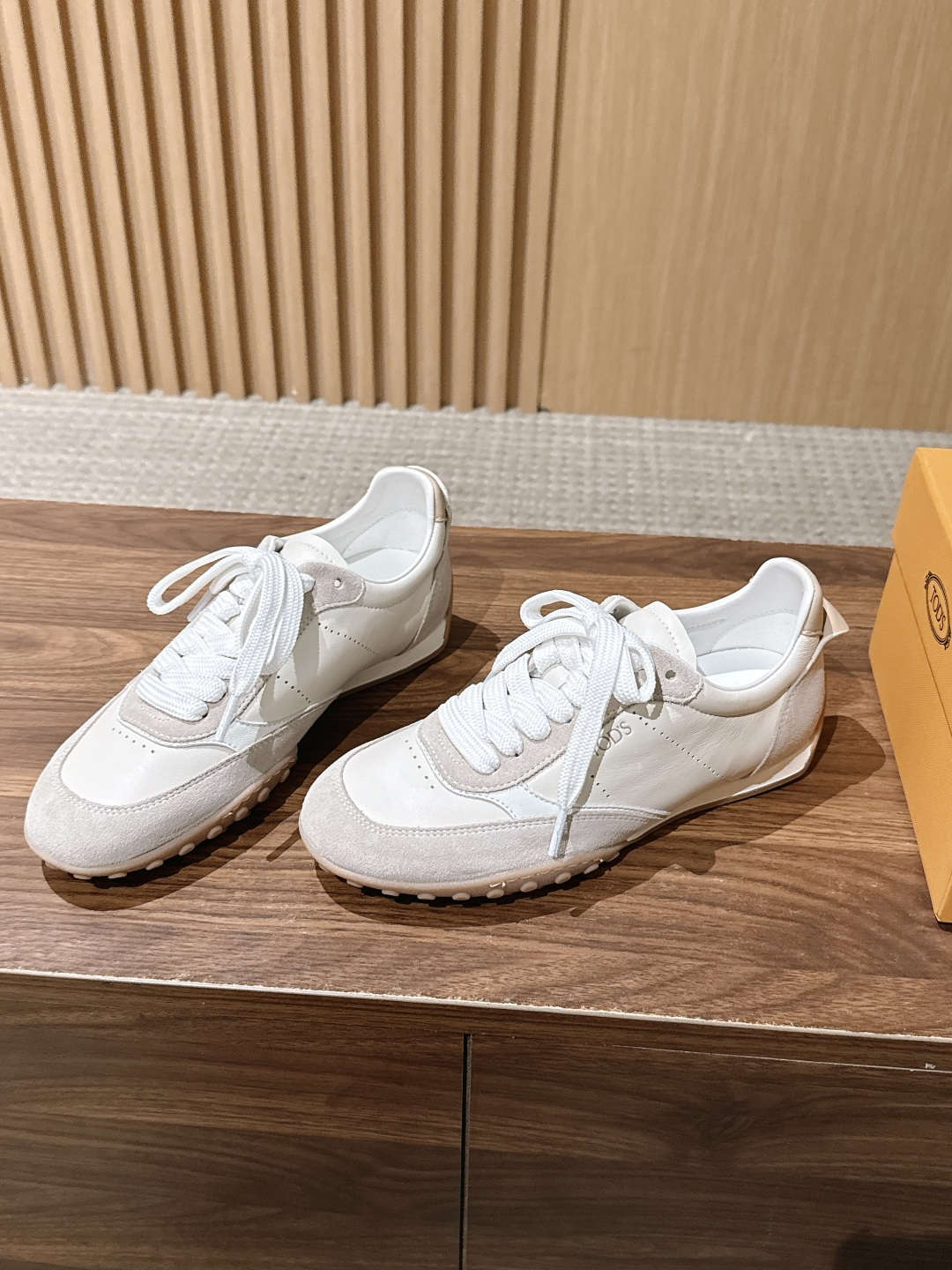 男+10 TOD'S 托德斯早秋新款复古拼色德训运动鞋 弥漫着慵懒怀旧的复古气息,巧妙的材质拼接塑造出丰富层次,褪去浮夸 男+10 TOD'S 托德斯早秋新款复古拼色德训运动鞋 弥漫着慵懒怀旧的复古气息,巧妙的材质拼接塑造出丰富层次,褪去浮夸