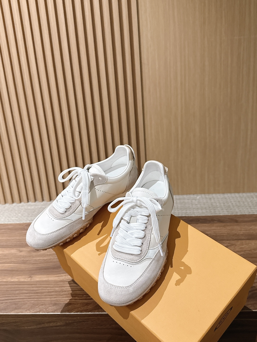 男+10 TOD'S 托德斯早秋新款复古拼色德训运动鞋 弥漫着慵懒怀旧的复古气息,巧妙的材质拼接塑造出丰富层次,褪去浮夸 男+10 TOD'S 托德斯早秋新款复古拼色德训运动鞋 弥漫着慵懒怀旧的复古气息,巧妙的材质拼接塑造出丰富层次,褪去浮夸