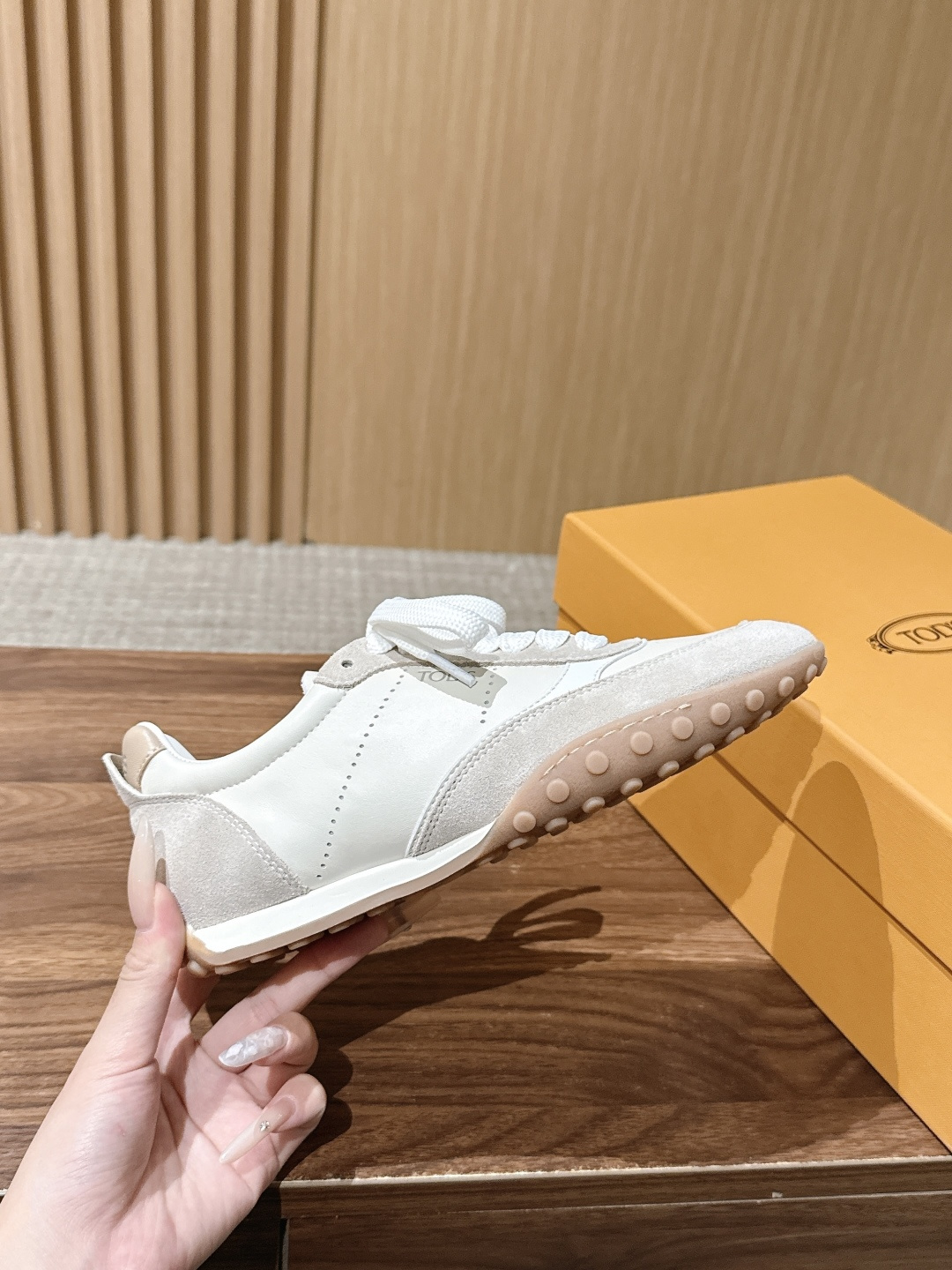 男+10 TOD'S 托德斯早秋新款复古拼色德训运动鞋 弥漫着慵懒怀旧的复古气息,巧妙的材质拼接塑造出丰富层次,褪去浮夸 男+10 TOD'S 托德斯早秋新款复古拼色德训运动鞋 弥漫着慵懒怀旧的复古气息,巧妙的材质拼接塑造出丰富层次,褪去浮夸