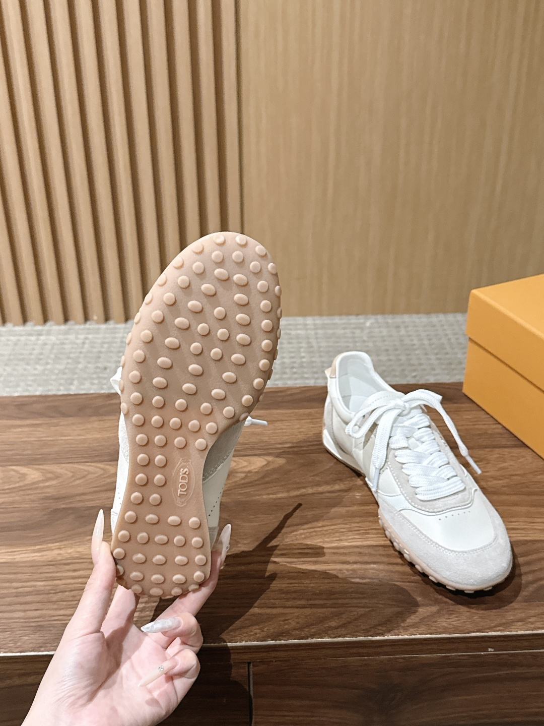 男+10 TOD'S 托德斯早秋新款复古拼色德训运动鞋 弥漫着慵懒怀旧的复古气息,巧妙的材质拼接塑造出丰富层次,褪去浮夸 男+10 TOD'S 托德斯早秋新款复古拼色德训运动鞋 弥漫着慵懒怀旧的复古气息,巧妙的材质拼接塑造出丰富层次,褪去浮夸