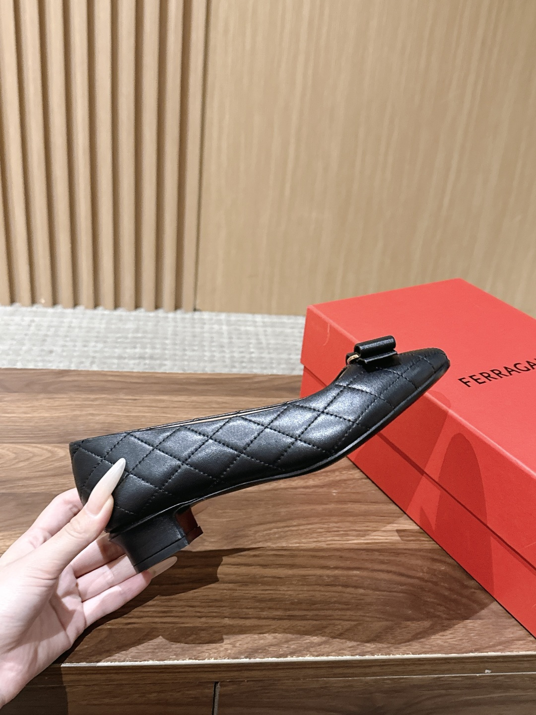 【莞产】FERRAGAMO 菲拉格慕菱格纹女士单鞋新版Vara铭牌玛丽珍网鞋脚果然更惊艳~蝴蝶结，集美感与于一体的平底鞋