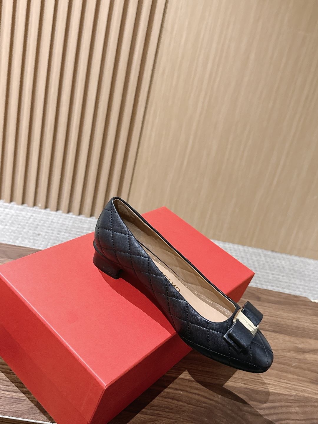 【莞产】FERRAGAMO 菲拉格慕菱格纹女士单鞋新版Vara铭牌玛丽珍网鞋脚果然更惊艳~蝴蝶结，集美感与于一体的平底鞋