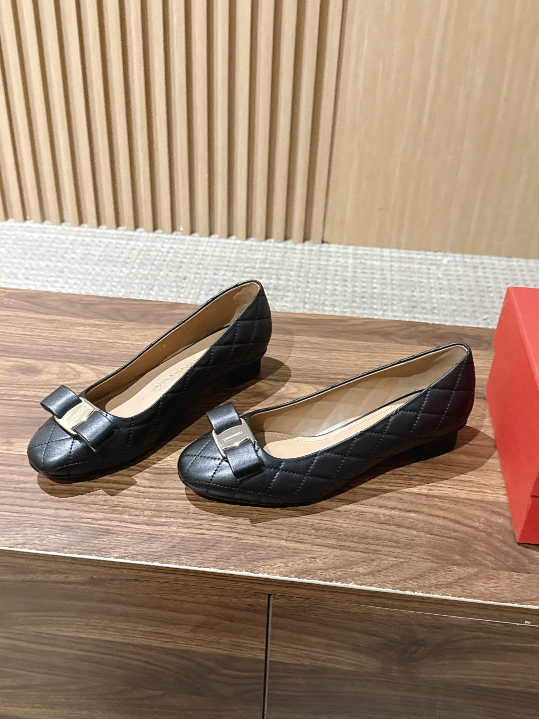 【莞产】FERRAGAMO 菲拉格慕菱格纹女士单鞋新版Vara铭牌玛丽珍网鞋脚果然更惊艳~蝴蝶结，集美感与于一体的平底鞋