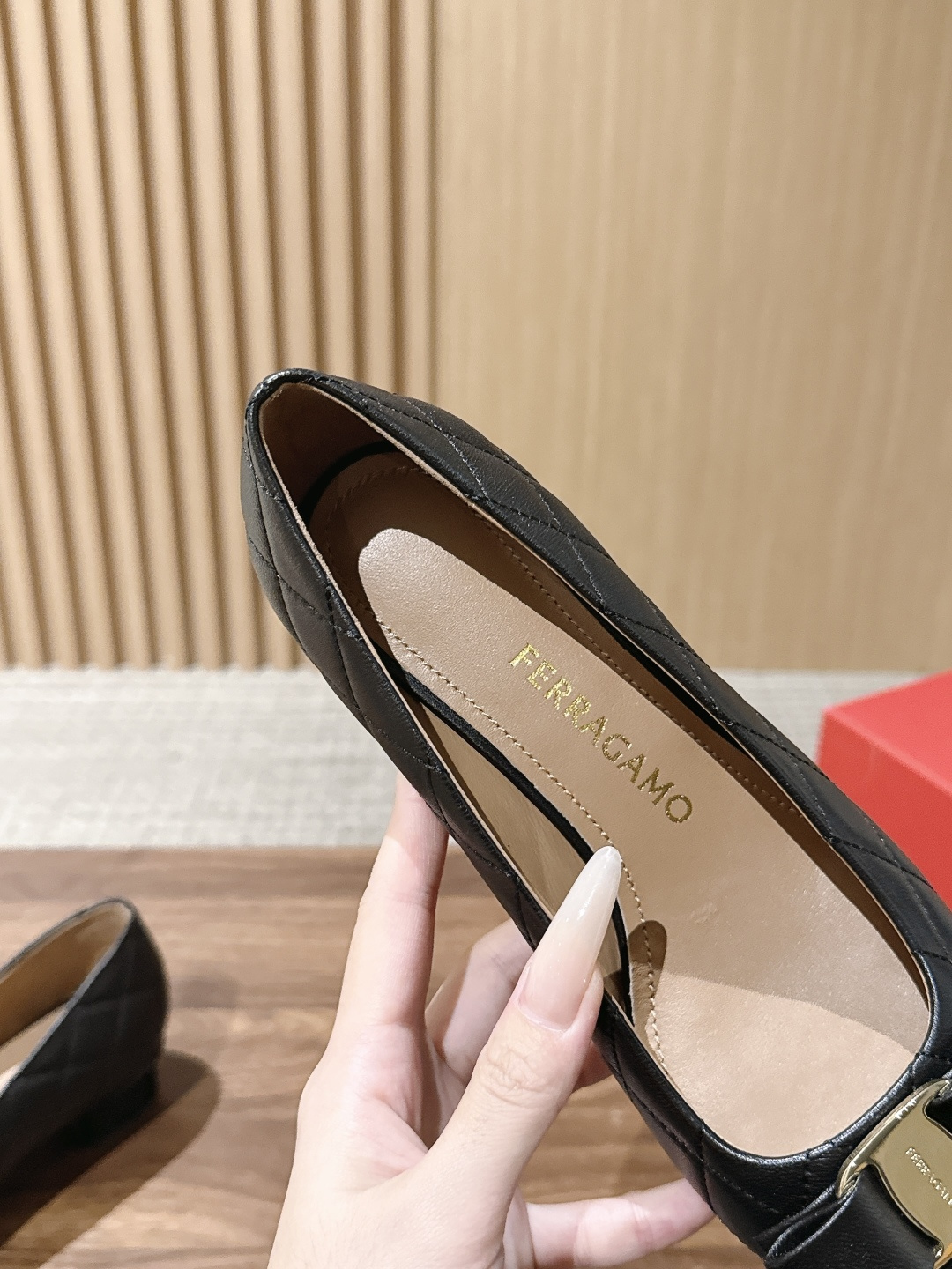 【莞产】FERRAGAMO 菲拉格慕菱格纹女士单鞋新版Vara铭牌玛丽珍网鞋脚果然更惊艳~蝴蝶结，集美感与于一体的平底鞋