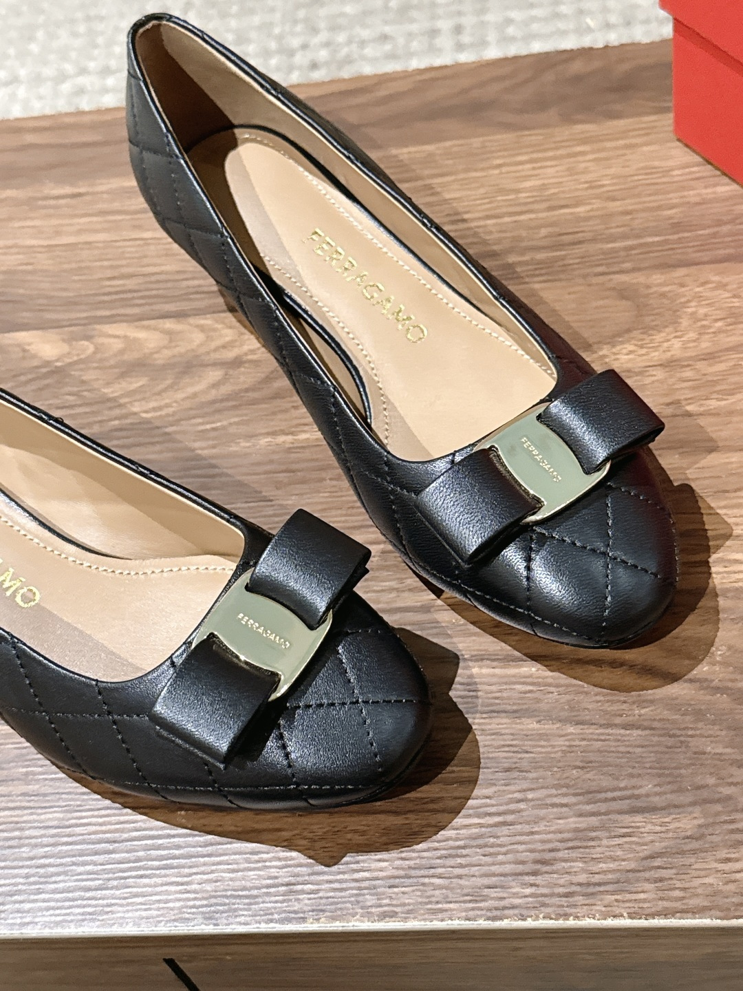【莞产】FERRAGAMO 菲拉格慕菱格纹女士单鞋新版Vara铭牌玛丽珍网鞋脚果然更惊艳~蝴蝶结，集美感与于一体的平底鞋
