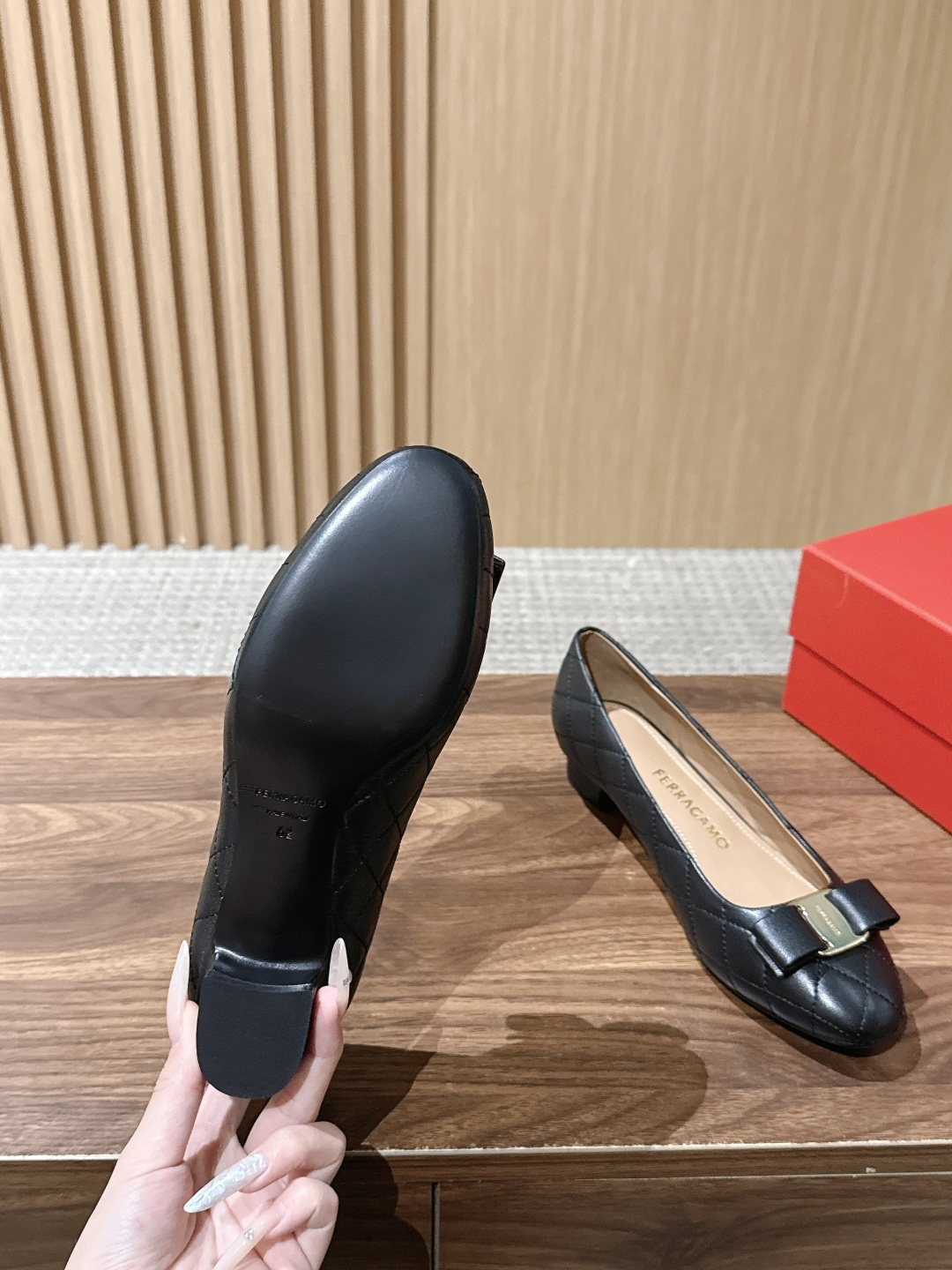 【莞产】FERRAGAMO 菲拉格慕菱格纹女士单鞋新版Vara铭牌玛丽珍网鞋脚果然更惊艳~蝴蝶结，集美感与于一体的平底鞋