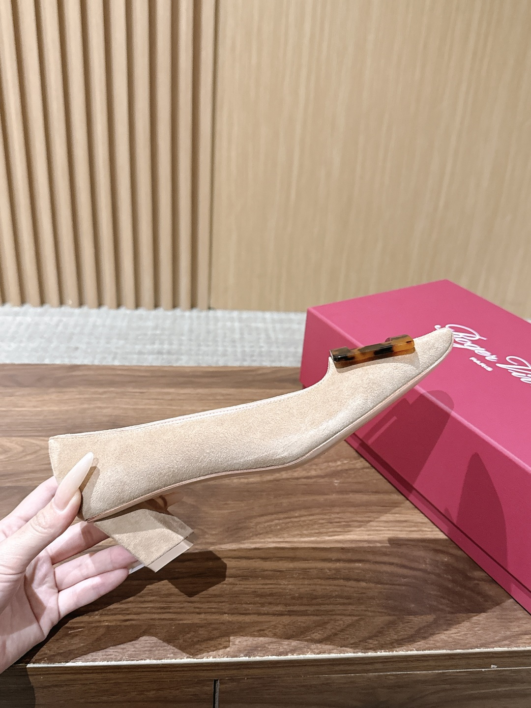 【莞产】 RV经典永不过时的轻奢通勤标杆玳瑁方扣单鞋 是品牌最具代表性的作品,以其特别的饰扣 【莞产】 RV经典永不过时的轻奢通勤标杆玳瑁方扣单鞋 是品牌最具代表性的作品,以其特别的饰扣