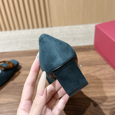 【莞产】 RV经典永不过时的轻奢通勤标杆玳瑁方扣单鞋 是品牌最具代表性的作品,以其特别的饰扣 【莞产】 RV经典永不过时的轻奢通勤标杆玳瑁方扣单鞋 是品牌最具代表性的作品,以其特别的饰扣