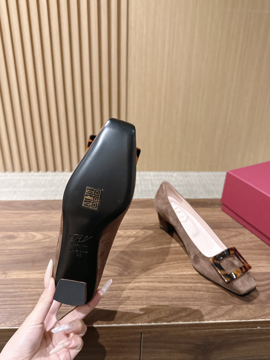 【莞产】 RV经典永不过时的轻奢通勤标杆玳瑁方扣单鞋 是品牌最具代表性的作品,以其特别的饰扣 【莞产】 RV经典永不过时的轻奢通勤标杆玳瑁方扣单鞋 是品牌最具代表性的作品,以其特别的饰扣