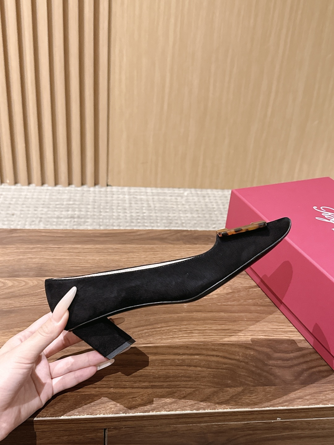 【莞产】 RV经典永不过时的轻奢通勤标杆玳瑁方扣单鞋 是品牌最具代表性的作品,以其特别的饰扣 【莞产】 RV经典永不过时的轻奢通勤标杆玳瑁方扣单鞋 是品牌最具代表性的作品,以其特别的饰扣