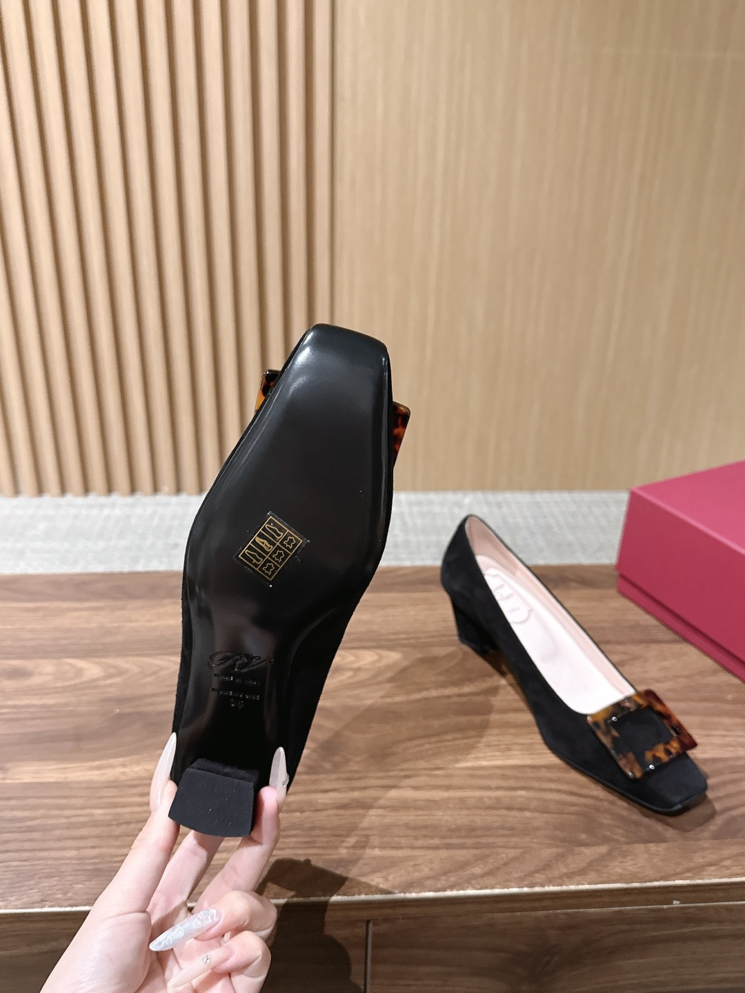 【莞产】 RV经典永不过时的轻奢通勤标杆玳瑁方扣单鞋 是品牌最具代表性的作品,以其特别的饰扣 【莞产】 RV经典永不过时的轻奢通勤标杆玳瑁方扣单鞋 是品牌最具代表性的作品,以其特别的饰扣