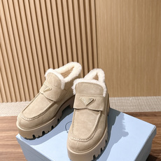 PRADA 普拉达新款厚底羊毛乐福鞋单鞋 复古时髦前卫的轮齿厚底鞋底搭配牛皮鞋面让整双鞋轻便舒适 鲜艳色彩 满足不同风格 PRADA 普拉达新款厚底羊毛乐福鞋单鞋 复古时髦前卫的轮齿厚底鞋底搭配牛皮鞋面让整双鞋轻便舒适 鲜艳色彩 满足不同风格