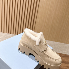 PRADA 普拉达新款厚底羊毛乐福鞋单鞋 复古时髦前卫的轮齿厚底鞋底搭配牛皮鞋面让整双鞋轻便舒适 鲜艳色彩 满足不同风格 PRADA 普拉达新款厚底羊毛乐福鞋单鞋 复古时髦前卫的轮齿厚底鞋底搭配牛皮鞋面让整双鞋轻便舒适 鲜艳色彩 满足不同风格