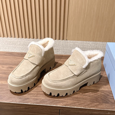 PRADA 普拉达新款厚底羊毛乐福鞋单鞋 复古时髦前卫的轮齿厚底鞋底搭配牛皮鞋面让整双鞋轻便舒适 鲜艳色彩 满足不同风格 PRADA 普拉达新款厚底羊毛乐福鞋单鞋 复古时髦前卫的轮齿厚底鞋底搭配牛皮鞋面让整双鞋轻便舒适 鲜艳色彩 满足不同风格