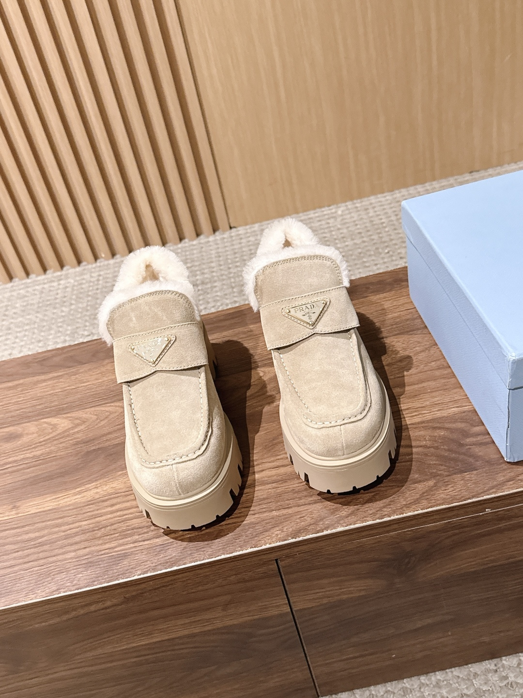 PRADA 普拉达新款厚底羊毛乐福鞋单鞋 复古时髦前卫的轮齿厚底鞋底搭配牛皮鞋面让整双鞋轻便舒适 鲜艳色彩 满足不同风格