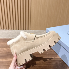 PRADA 普拉达新款厚底羊毛乐福鞋单鞋 复古时髦前卫的轮齿厚底鞋底搭配牛皮鞋面让整双鞋轻便舒适 鲜艳色彩 满足不同风格 PRADA 普拉达新款厚底羊毛乐福鞋单鞋 复古时髦前卫的轮齿厚底鞋底搭配牛皮鞋面让整双鞋轻便舒适 鲜艳色彩 满足不同风格
