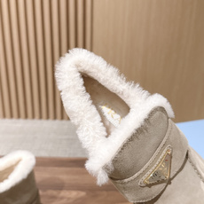 PRADA 普拉达新款厚底羊毛乐福鞋单鞋 复古时髦前卫的轮齿厚底鞋底搭配牛皮鞋面让整双鞋轻便舒适 鲜艳色彩 满足不同风格 PRADA 普拉达新款厚底羊毛乐福鞋单鞋 复古时髦前卫的轮齿厚底鞋底搭配牛皮鞋面让整双鞋轻便舒适 鲜艳色彩 满足不同风格