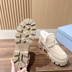 PRADA 普拉达新款厚底羊毛乐福鞋单鞋 复古时髦前卫的轮齿厚底鞋底搭配牛皮鞋面让整双鞋轻便舒适 鲜艳色彩 满足不同风格 PRADA 普拉达新款厚底羊毛乐福鞋单鞋 复古时髦前卫的轮齿厚底鞋底搭配牛皮鞋面让整双鞋轻便舒适 鲜艳色彩 满足不同风格