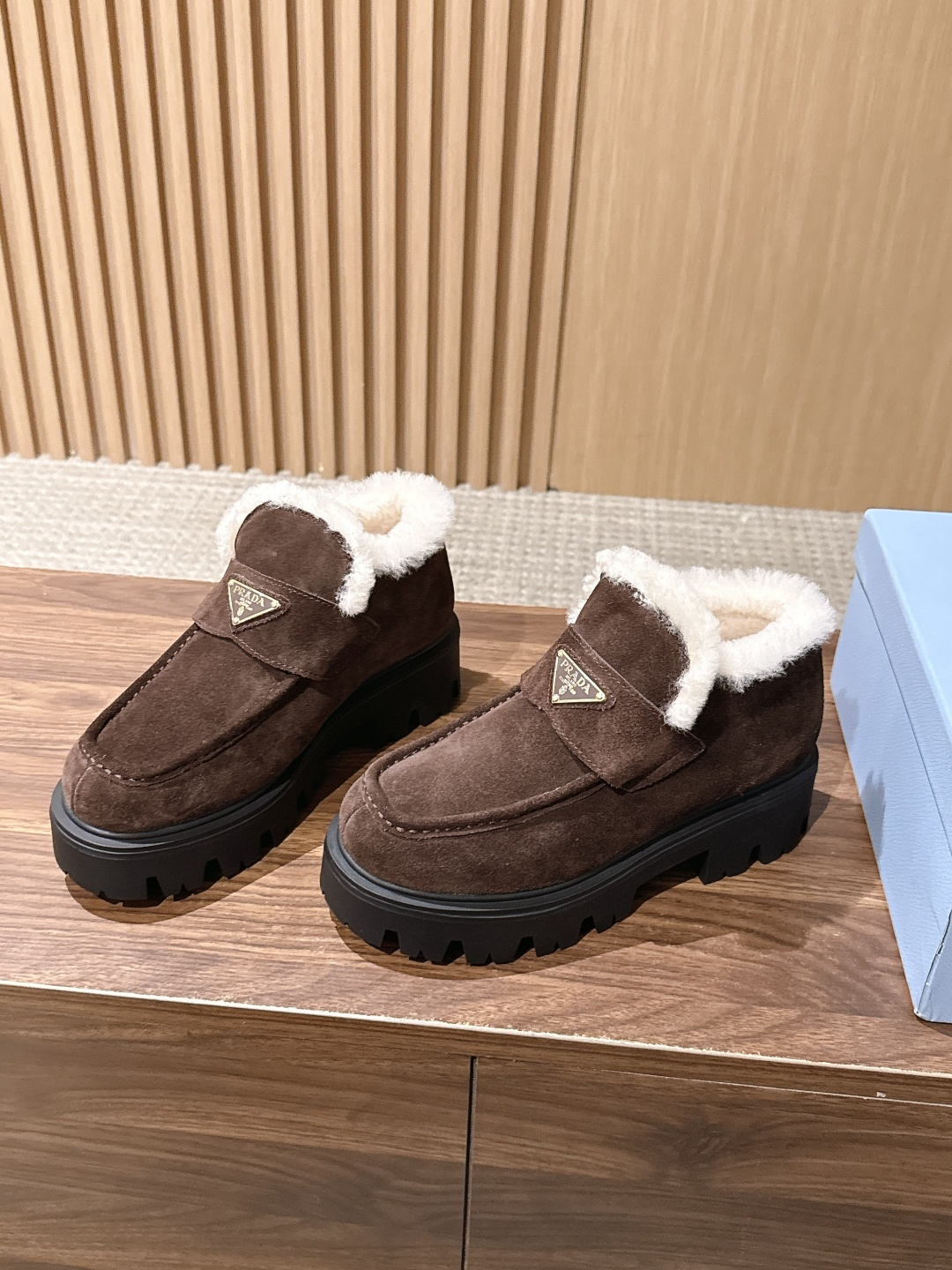 PRADA 普拉达新款厚底羊毛乐福鞋单鞋 复古时髦前卫的轮齿厚底鞋底搭配牛皮鞋面让整双鞋轻便舒适 鲜艳色彩 满足不同风格